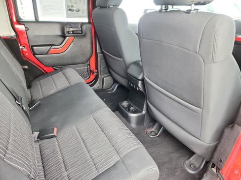 Used 2012 Jeep Wrangler Unlimited Sahara image 28