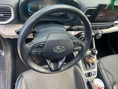 Used 2023 Hyundai Venue Limited FWD image 4