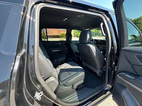 Used 2025 Chevrolet Traverse LT FWD image 17