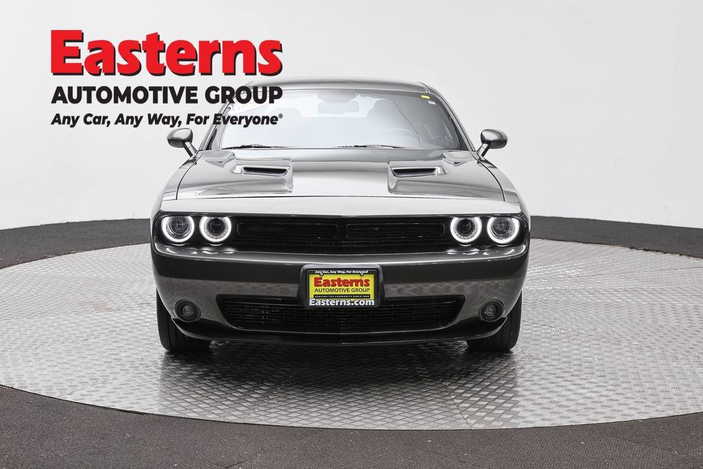 Used 2022 Dodge Challenger SXT w/ Driver Convenience Group RWD image 2