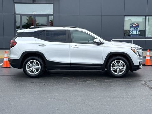 Used 2022 GMC Terrain SLE w/ Driver Convenience Package FWD image 2