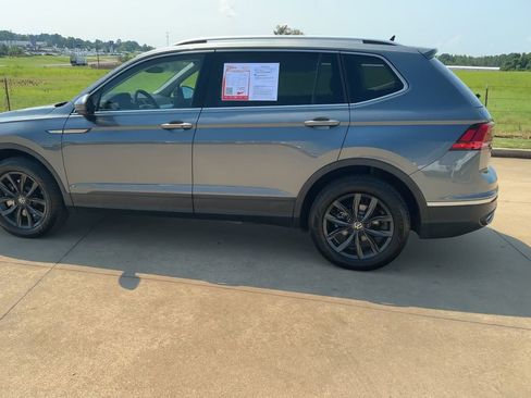Used 2024 Volkswagen Tiguan SE image 6