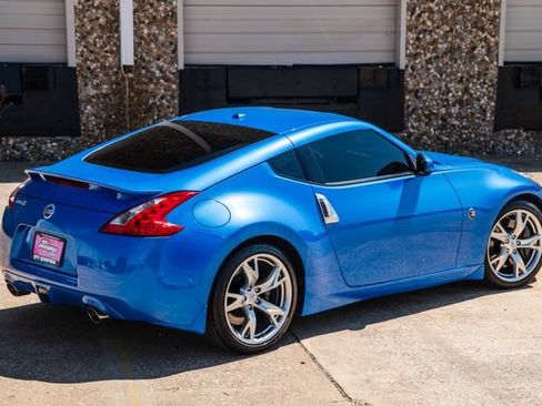 Used 2010 Nissan 370Z Touring w/ Sport Pkg RWD image 9