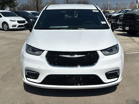 New 2026 Chrysler Pacifica Select image 2