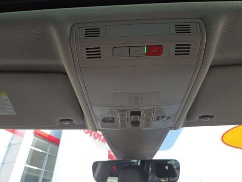 Used 2022 Volkswagen Tiguan SE w/ Panoramic Sunroof Package image 19