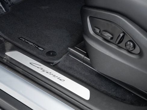 Certified 2025 Porsche Cayenne AWD/4WD image 12