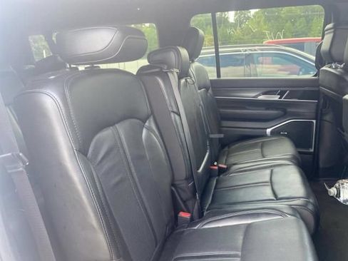 Used 2024 Jeep Wagoneer L Series II w/ Flexible Seating Group AWD/4WD image 5