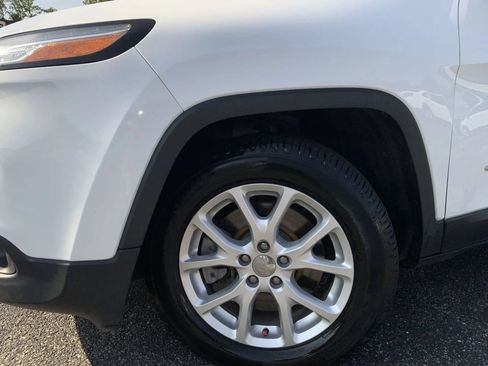 Used 2018 Jeep Cherokee Latitude Plus FWD image 18