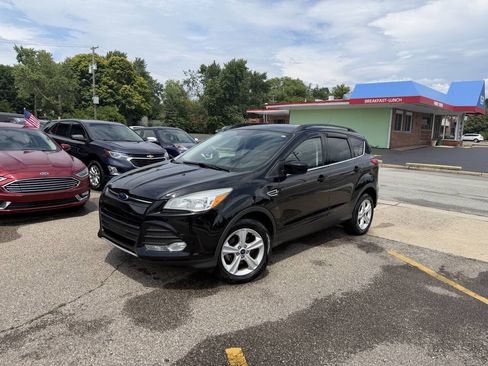 Used 2016 Ford Escape SE w/ Equipment Group 201A FWD image 2