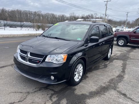 Used 2018 Dodge Grand Caravan SXT image 3