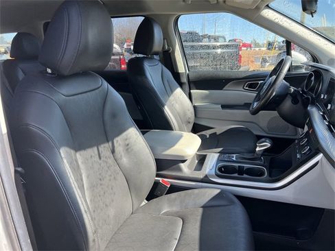 Certified 2024 Kia Carnival LX image 24