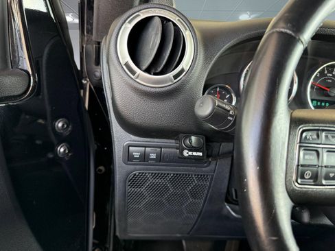 Used 2011 Jeep Wrangler Unlimited Rubicon w/ Connectivity Group AWD/4WD image 18
