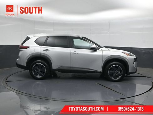 Used 2024 Nissan Rogue SV AWD/4WD image 3