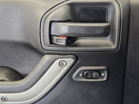 Used 2016 Jeep Wrangler Sahara w/ Connectivity Group image 22