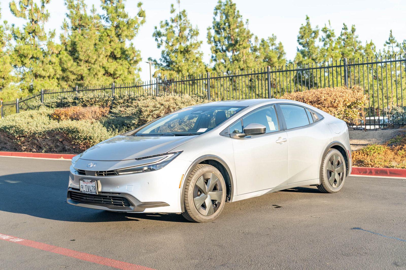 Used 2024 Toyota Prius LE FWD image 3