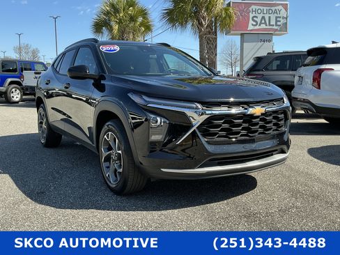 Used 2025 Chevrolet Trax LT w/ LT Convenience Package image 7