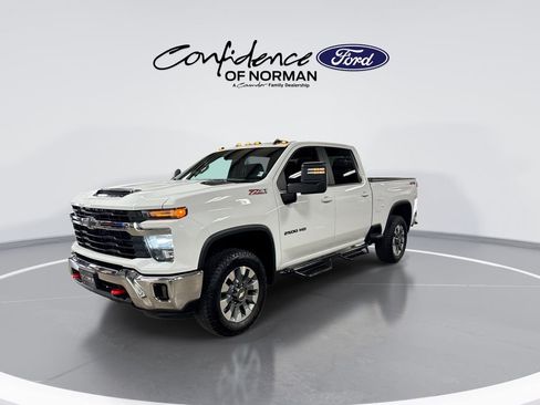 Used 2024 Chevrolet Silverado 2500 LT image 3