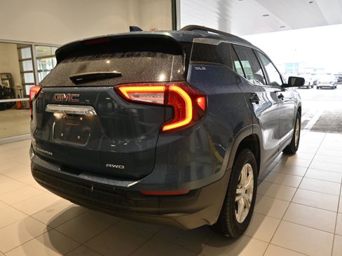 Used 2024 GMC Terrain SLE w/ Driver Convenience Package image 8