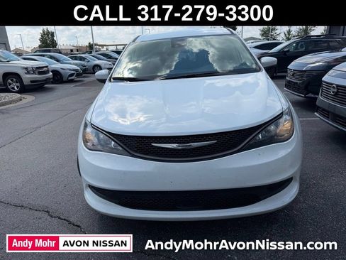 Used 2023 Chrysler Voyager LX FWD image 3