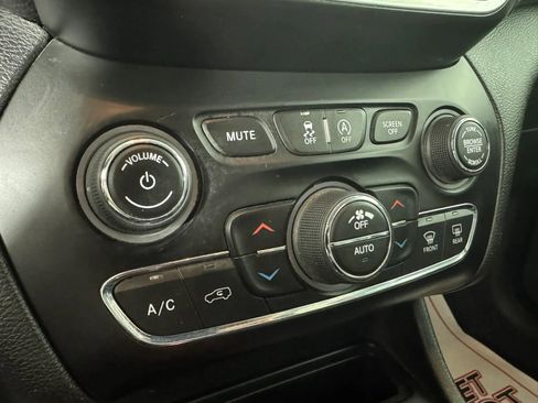 Used 2019 Jeep Cherokee Limited image 21