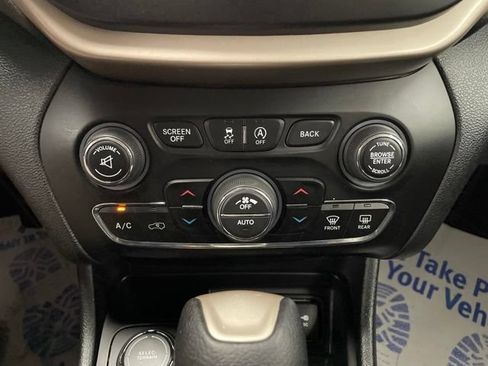 Used 2016 Jeep Cherokee Latitude w/ Comfort/Convenience Group AWD/4WD image 29