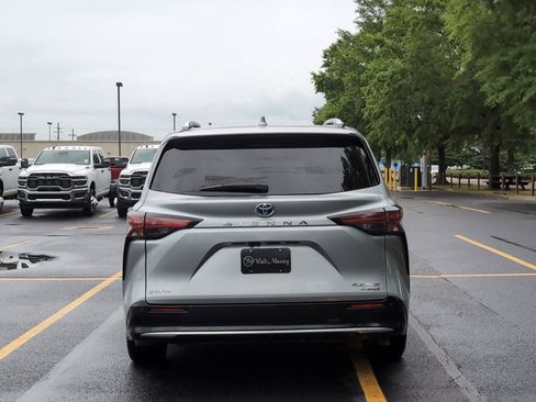 Used 2021 Toyota Sienna Platinum FWD image 4