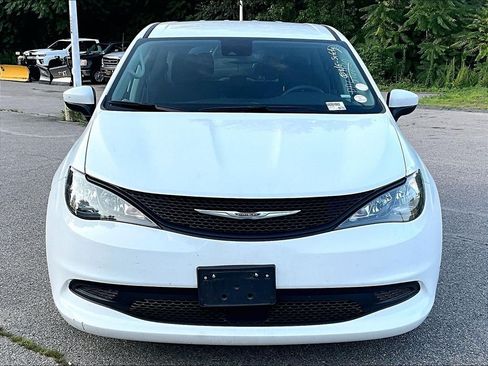 Used 2023 Chrysler Voyager LX FWD image 2