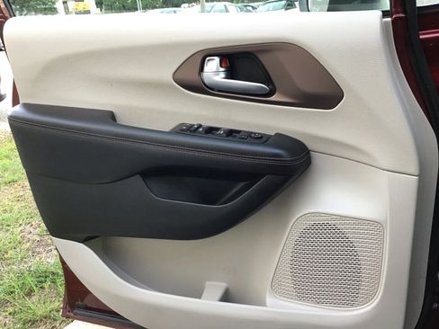 Used 2018 Chrysler Pacifica L FWD image 25
