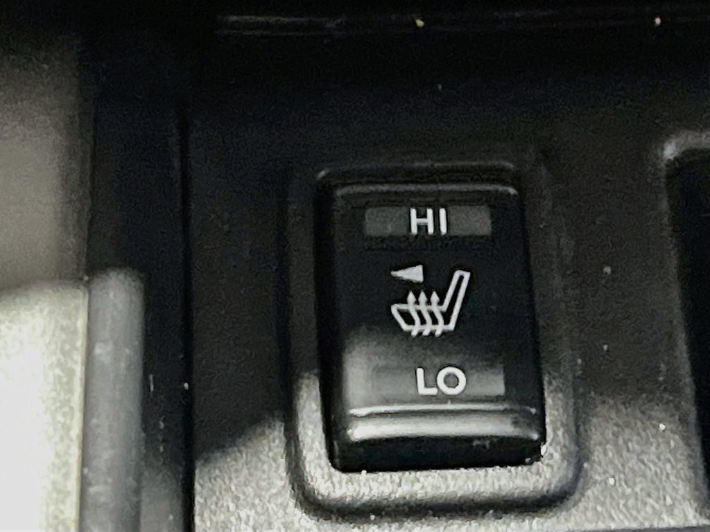 Used 2018 Nissan Titan SL AWD/4WD image 21