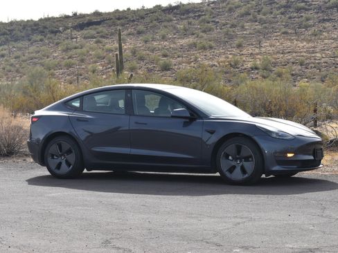 Used 2023 Tesla Model 3 Standard Range image 3