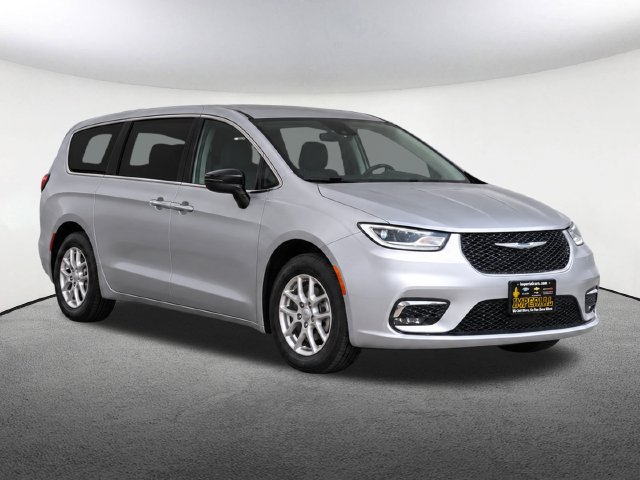 Used 2026 Chrysler Pacifica Select FWD image 2