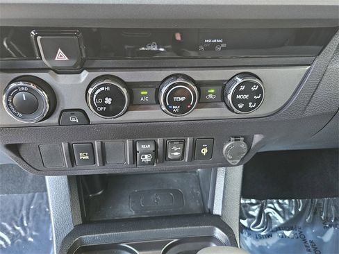 Used 2018 Toyota Tacoma TRD Sport image 19