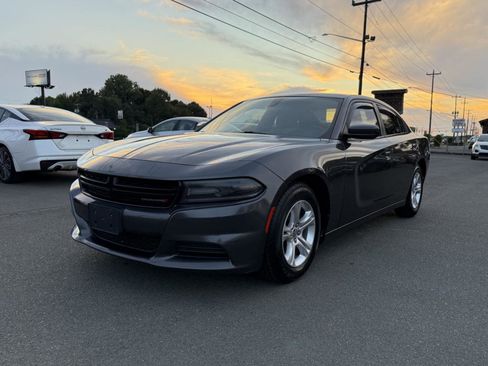 Used 2020 Dodge Charger SXT w/ Leather Interior Group RWD image 3