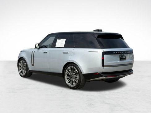 Used 2025 Land Rover Range Rover SE image 3