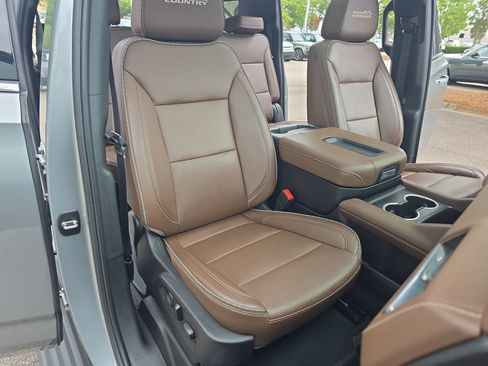 Used 2024 Chevrolet Suburban High Country AWD/4WD image 10