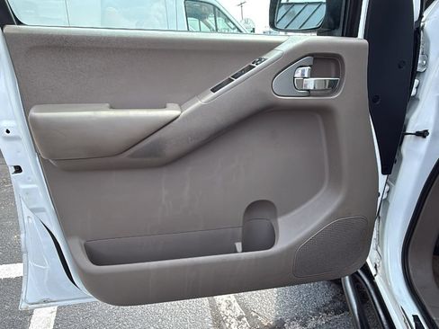 Used 2012 Nissan Frontier SV w/ SV Premium Utility Pkg AWD/4WD image 9