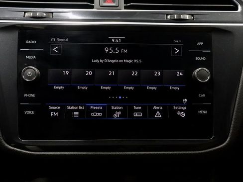 Used 2022 Volkswagen Tiguan SE image 3