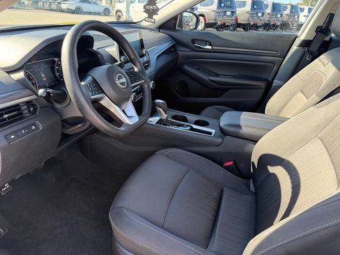 Used 2025 Nissan Altima 2.5 SV FWD image 4