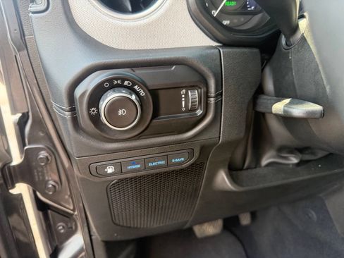 Used 2025 Jeep Wrangler Unlimited Sahara AWD/4WD image 18