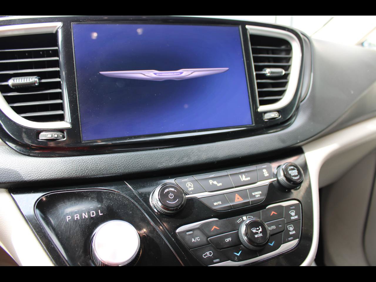 Used 2023 Chrysler Pacifica Touring-L FWD image 29
