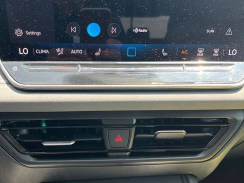 Certified 2025 Volkswagen Tiguan SE AWD/4WD image 20