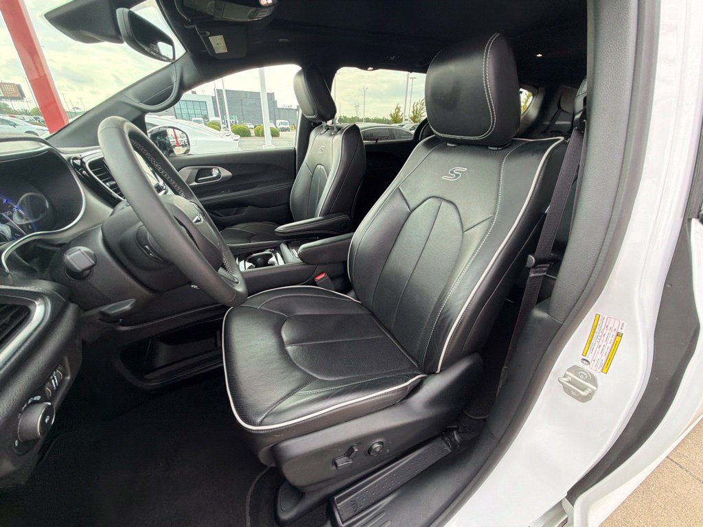 Used 2024 Chrysler Pacifica Limited w/ S Appearance Package AWD/4WD image 10