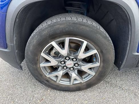 Used 2023 GMC Acadia SLT w/ Preferred Package FWD image 4