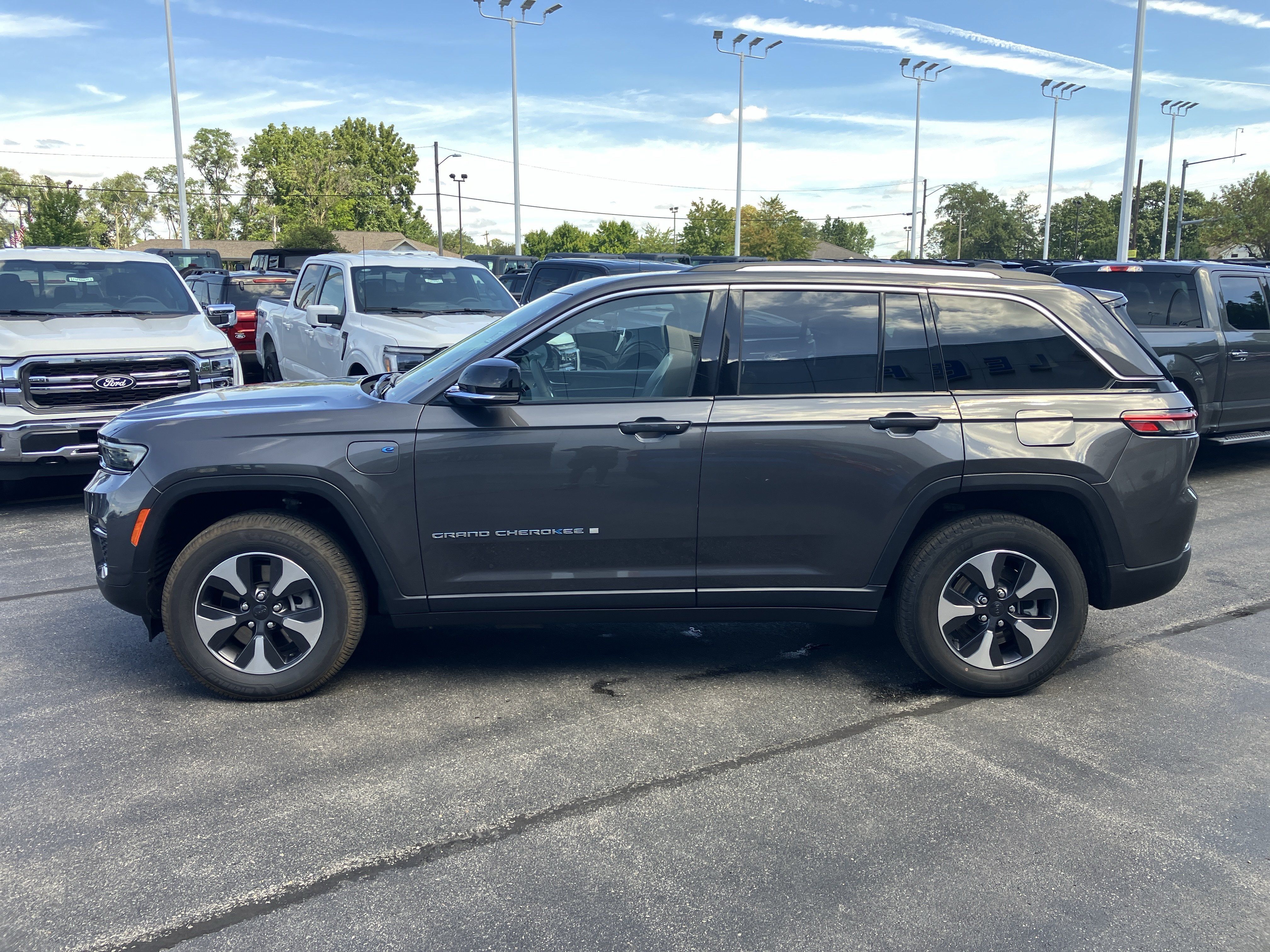 Used 2023 Jeep Grand Cherokee 4WD 4xe image 4