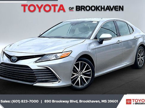 Used 2024 Toyota Camry XLE w/ Cold Weather Package FWD image 10