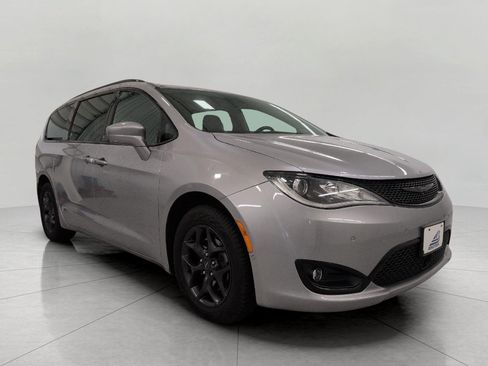 Used 2020 Chrysler Pacifica Touring-L FWD image 1