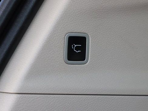 Used 2024 Chrysler Pacifica Limited image 9