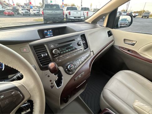 Used 2013 Toyota Sienna XLE image 35