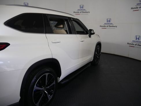 Used 2020 Toyota Highlander Limited AWD/4WD image 4