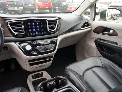 Used 2017 Chrysler Pacifica Touring-L FWD image 20